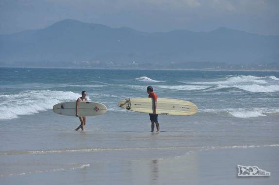 Surfistas de long board na praia da Joaquina, costa leste de Florianópolis, em Santa Catarina